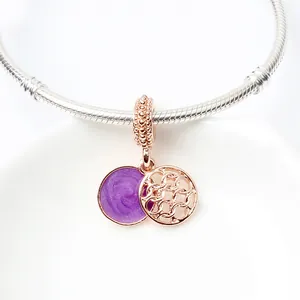 Makroaufnahme doppellagiger Anhänger mit lila Emaille an einem silbernen Schlangenarmband