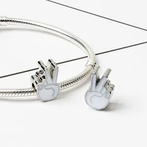 Dettaglio macro del bracciale a serpente d'argento con ciondolo a mano in smalto bianco