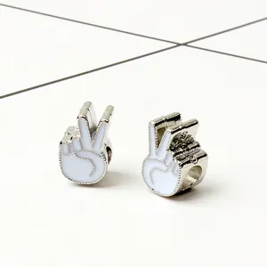 Dettaglio di perla gesto vittoria in lega argentata con smalto bianco per bracciali DIY