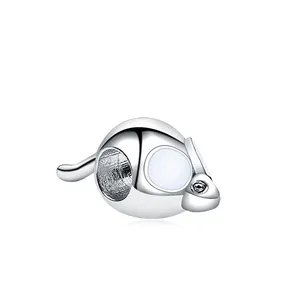 Charm souris en argent poli avec émail blanc et yeux en cristal scintillant