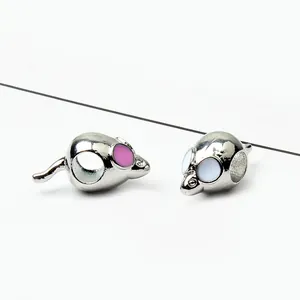 Gros plan de perles souris en argent avec émail pour la création de bijoux DIY