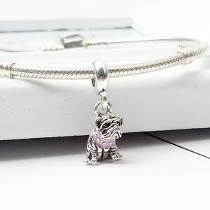 Macro di ciondolo bulldog argento con collare rosa su bracciale a catena snake