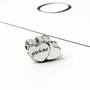 Abalorio de corazón plateado con grabado You & Me y borde de circonitas para pulseras