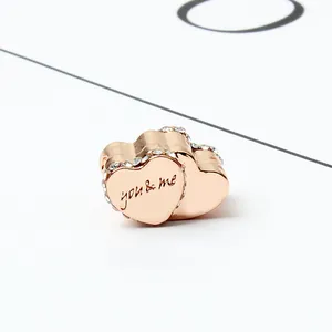 Colgante de corazón oro rosa con circonitas blancas y grabado you & me para pulseras