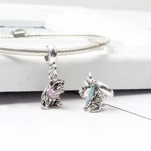 Ciondoli bulldog in argento con collari smaltati su un bracciale a maglia snake