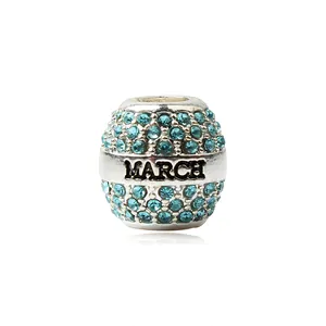 Vue détaillée d'une perle en argent avec cristaux bleus et gravure March pour bracelet