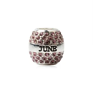Détail d'une perle en argent avec cristaux roses et gravure JUNE pour bijoux DIY