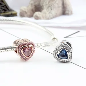 Charm coeur étincelant avec cristaux sur un bracelet à maille serpent argenté