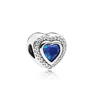 Charm en forme de cœur argenté avec pierre bleue centrale et pavé de cristaux