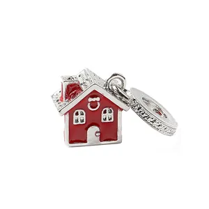 Charm maison de Noël en émail rouge avec cheminée argentée et anneau pour bracelet