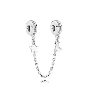 Detail der silbernen Sicherheitskette mit Stern- und Mondanhängern und Zirkonsteinen