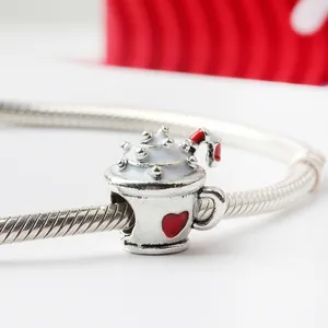 Macro di uno charm a tazza di caffè natalizio con cuore su bracciale a maglia serpente