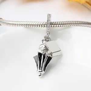Détail du pendentif diplôme en argent avec émail noir et zircons sur bracelet serpent