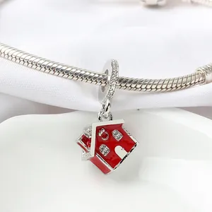 Détail macro du pendentif maison en émail rouge avec cristaux sur chaîne à serpent