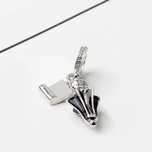 Détail d'une breloque parapluie en argent avec émail noir et zircons étincelants