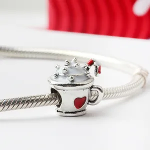 Charm a forma di tazza di gelato natalizio in argento con smalto a cuore rosso su bracciale