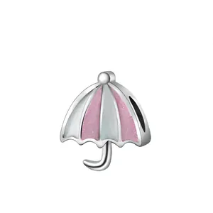 Dettaglio macro di charm ad ombrello con smalto glitter rosa e grigio per bracciali