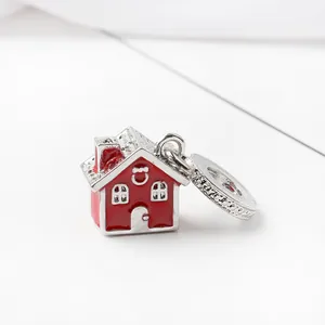 Détail macro du pendentif maison en émail rouge avec cristaux sur anneau en argent