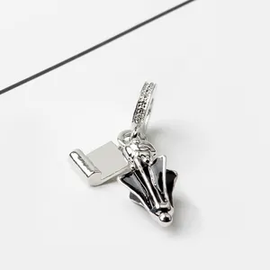 Pendentif parapluie en argent avec émail noir et oxydes de zirconium sur fond blanc