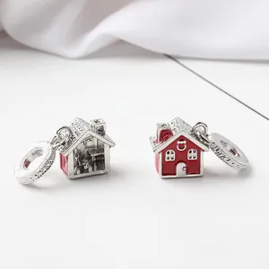 Pendentif maison en émail rouge pour bracelets avec intérieur détaillé et design festif