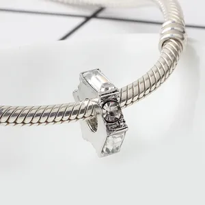 Makro-Detail von silbernem Anhänger mit klaren Zirkoniasteinen auf Schlangenarmband