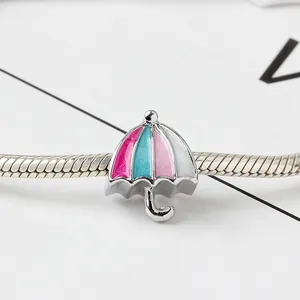 Ciondolo a ombrello colorato con finitura in smalto su un classico bracciale snake