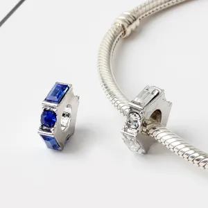 Blau-klare Zirkonia-Anhänger auf einer silbernen Schlangenkette für Damen