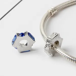 DIY Charm-Armband mit blauem Sechskant-Edelstein und Zirkonia-Perlen auf Schlangenkette