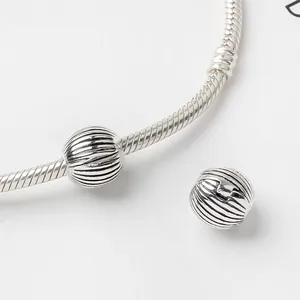 Bracelet chaîne serpent en argent avec des perles rondes à motif de vagues texturées