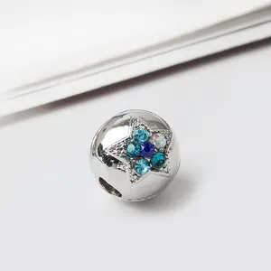 Dettaglio macro dello charm a stella d'argento con cristalli blu per bracciali fai da te