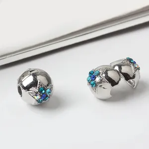 Macro di ciondoli a stella in argento con strass blu e motivi a stella traforati