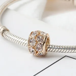Charm dorado brillante con cristales pavimentados en una pulsera clásica de cadena de serpiente