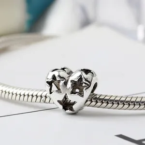Charm a cuore e stella traforato in argento ossidato su bracciale a maglia snake