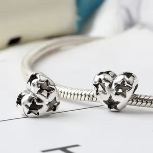 Charm cuore traforato e stella in finitura argento su bracciale a catena snake