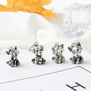 Detailaufnahme von Tieranhängern in Altsilber für DIY-Schmuck mit Hund und Katze