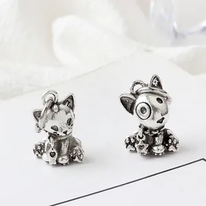 Details von Vintage-Silber-Katzenanhängern mit Fischgräten- und Sternakzenten für DIY