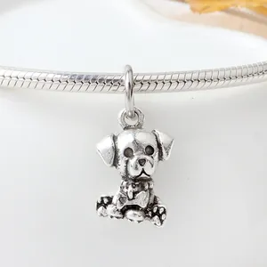 Makroaufnahme von Hunde-Anhänger in Silber mit Textur auf einem Schlangenarmband