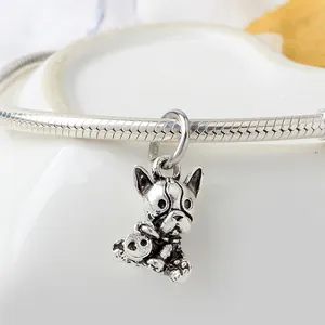 Makro-Detail eines Vintage-Französische-Bulldogge-Anhängers an einem silbernen Armband