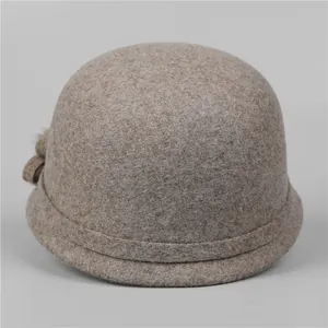 Détail d'un chapeau cloche en laine pour femme avec nœud et texture en feutre