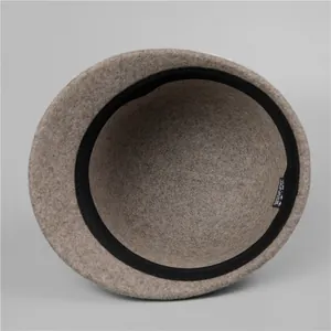Vista interna dell'elegante cappello cloche in lana da donna con fascia e trama in feltro