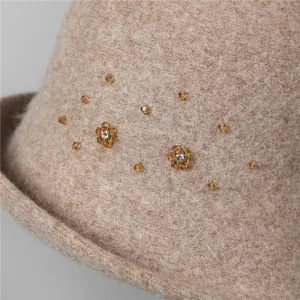 Eleganter Woll-Fischerhut für Damen mit handgefertigten Strasssteinen und Blumendetail