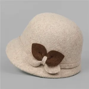 Dettaglio cappello a secchiello in feltro di lana con elegante fiocco a foglia