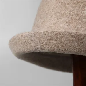 Eleganter Woll-Fischerhut für Damen mit handgefertigtem Strassdekor in Beige-Meliert