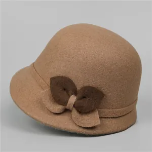 Dettaglio del cappello cloche in feltro di lana cammello con fiocco decorativo