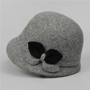 Dettaglio del cappello cloche in lana con trama in feltro e fiocco nero decorativo