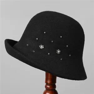 Detailaufnahme von funkelndem Strass-Blumenmuster auf schwarzem Wollhut für Damen