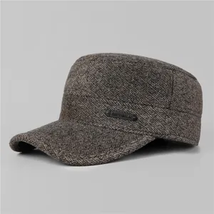 Detail van visgraatpatroon stof en metalen logo op de herfst-winter militaire platte pet