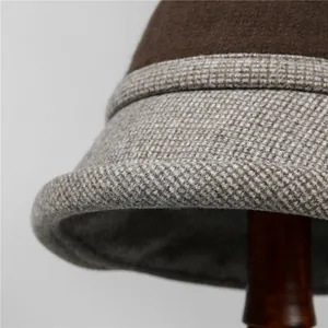 Elegante cappello cloche da donna in misto lana con corona marrone scuro e bordo scozzese