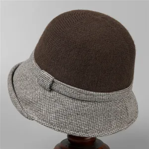 Dettaglio del cappello cloche in lana con corona in maglia e tesa pied de poule