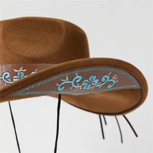 Cappello da cowboy marrone in feltro con ricami floreali e dettagli della fascia in pelle